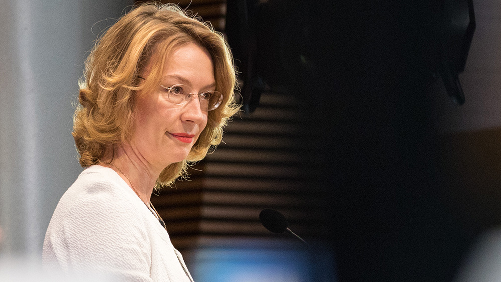 Eurooppaministeri Tuppurainen puhumassa puhujakorokkeella