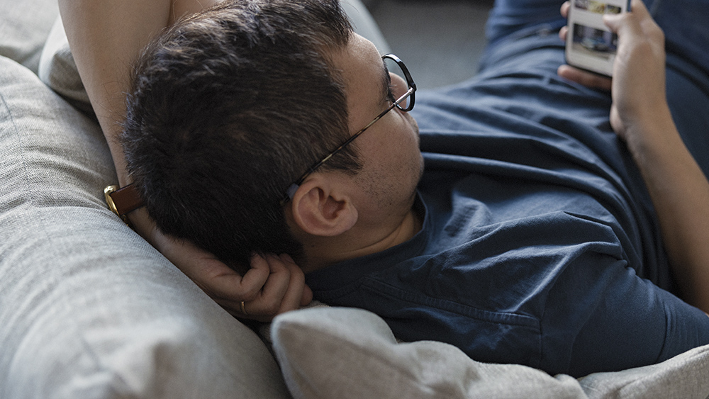 Henkilö katsoo älypuhelinta