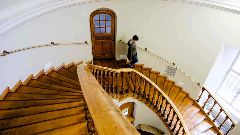 Nainen kävelee portaita alaspäin.