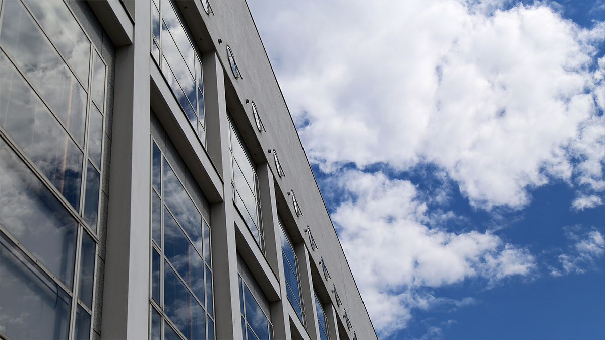 Rakennus ja pilviä taivaalla