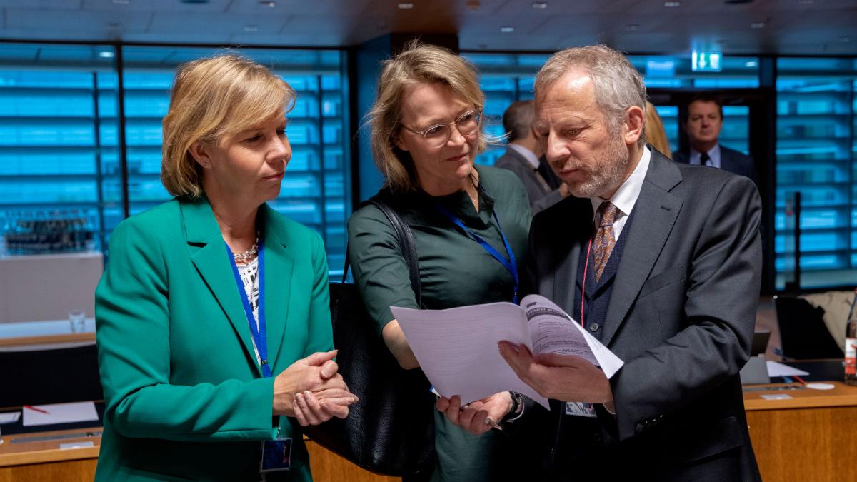 Ministerin Henriksson unterhaltet sich mit Kollegen vor der Tagung