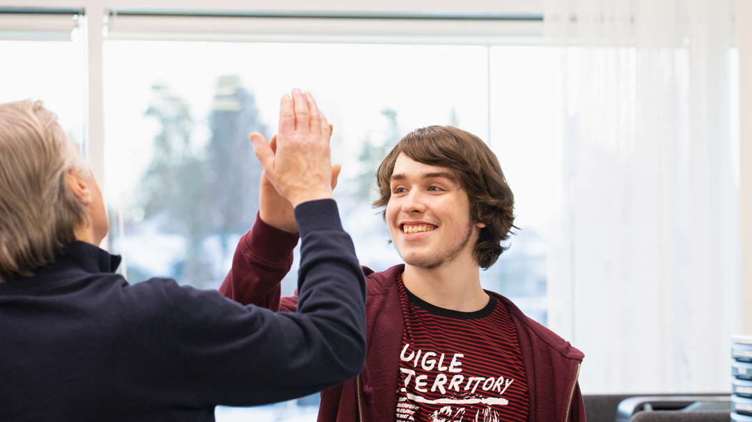 Vanhempi ja nuorempi mies heittävät yläfemmat