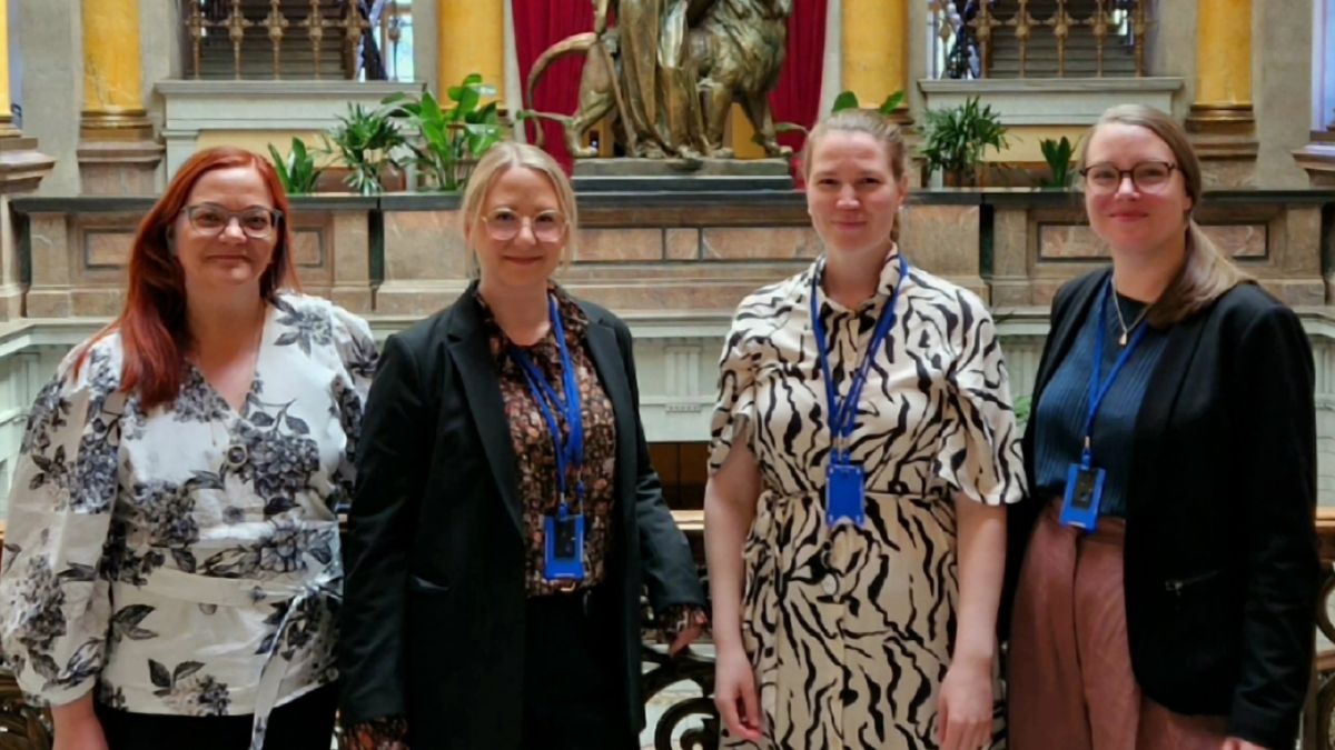 Kuvassa oikeusministeriön työtekijät Heidi Lind, Sini Nieminen, Emilia Asikainen ja Venla Mäntysalo