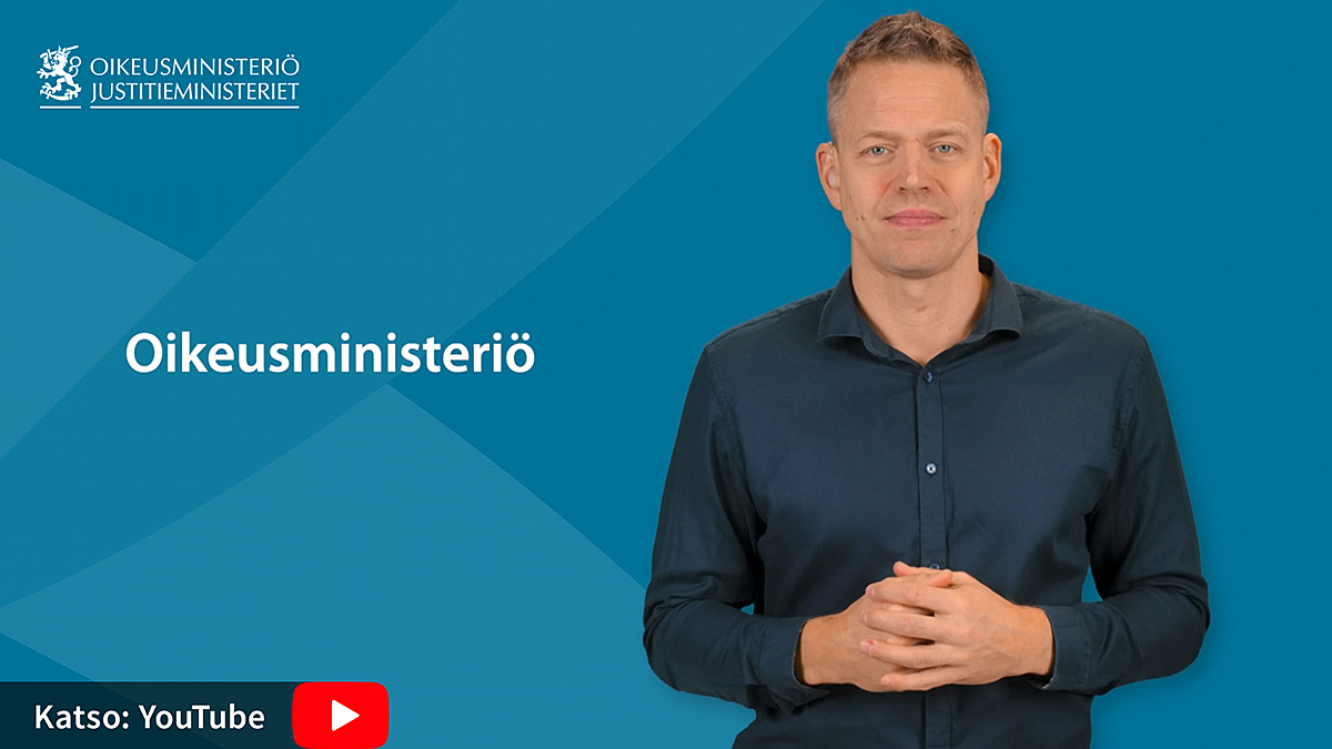 Viittomakielen tulkki ja tekstit "oikeusministeriö" ja "Katso YouTubesta".