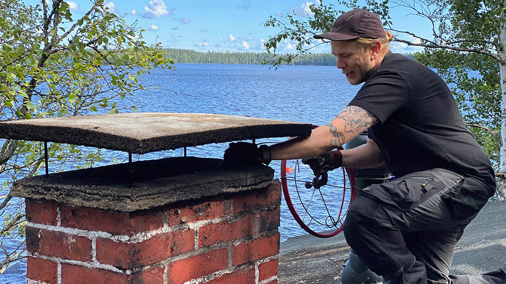 Nuohooja saunan katolla.