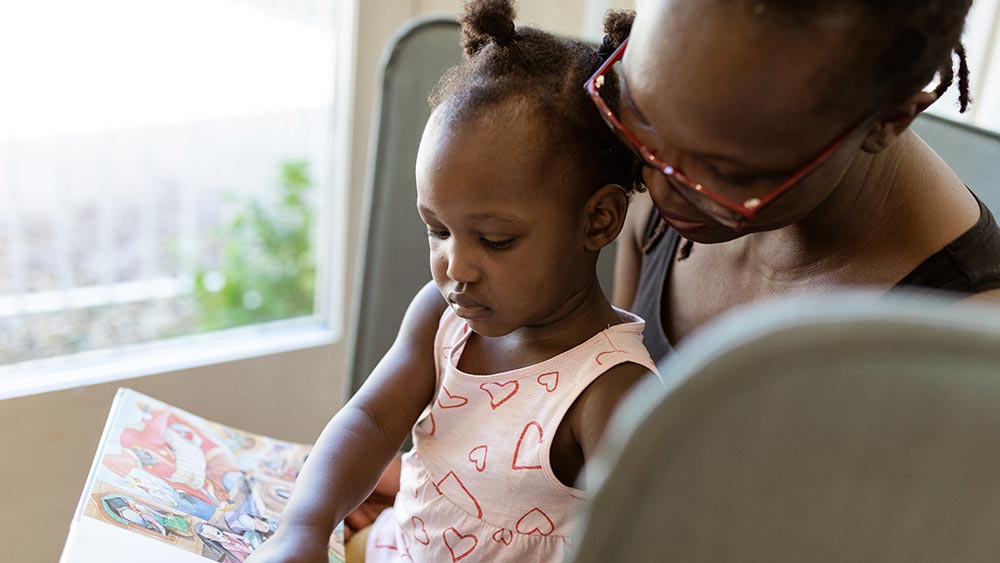 Barn och mor läser.