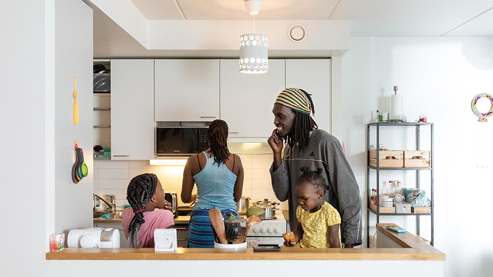 Perhe keittiössä.
