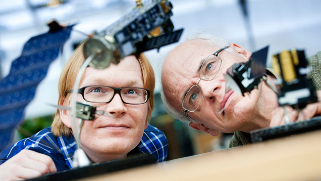 Kuvituskuva: Kaksi insinööriä kehittää tuotetta pk-yrityksessä.