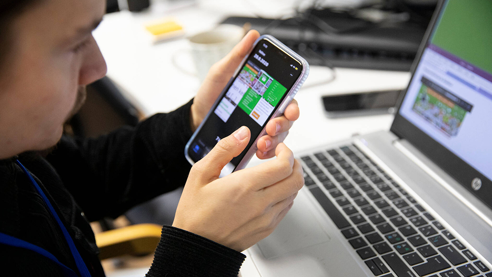 Kuvassa on näkövammaisten apuvälineitä käyttävä työntekijä.